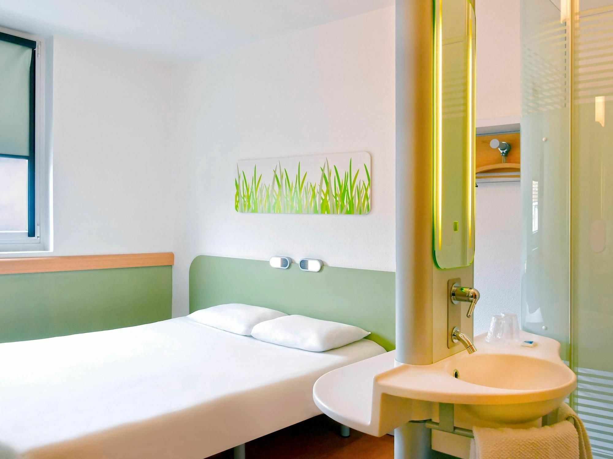 Ibis Budget Saint-Quentin Centre Gare Buitenkant foto